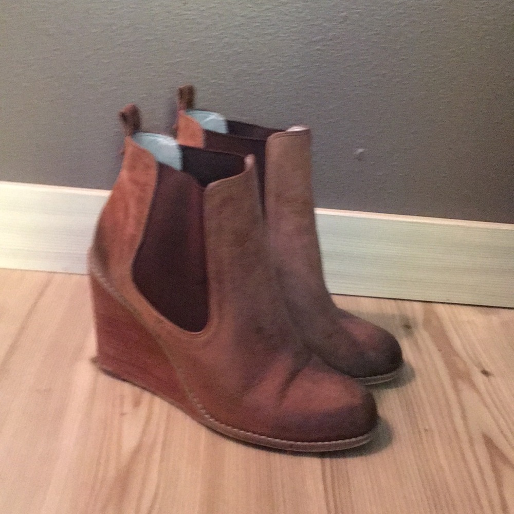 Hinge wedge booties